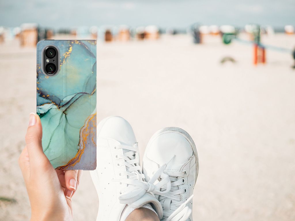 Sony Xperia 5 V Bookcase Watercolor Mix hand houdend strand achtergronden