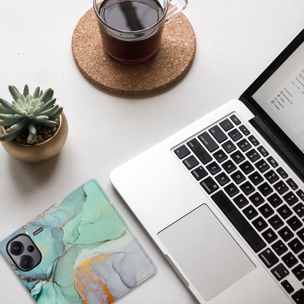 Bookcase voor Xiaomi Redmi Note 13 Pro Plus Watercolor Mix naast een laptop en een kopje koffie ☕ met stijlvolle uitstraling.