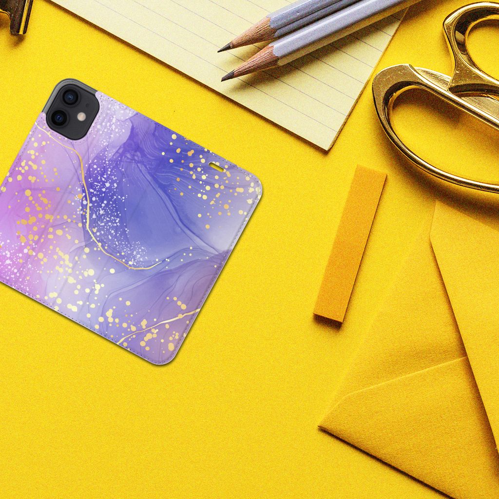 Bookcase voor iPhone 12 Mini Watercolor Paars met een prachtig paarse watercolor design 🎨 op een gele achtergrond.