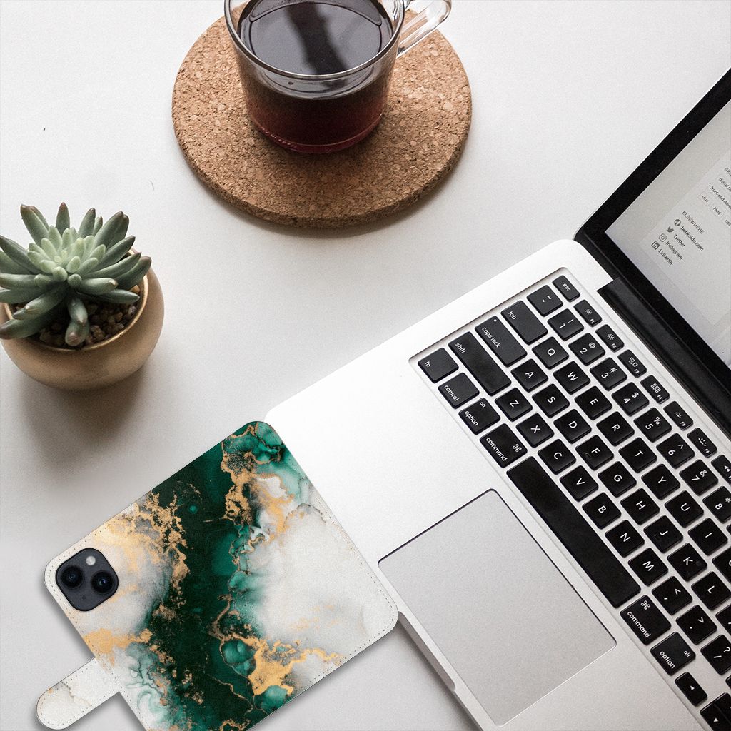 Bookcase voor iPhone 15 Marmer Groen met laptop, planten en koffie op tafel ☕