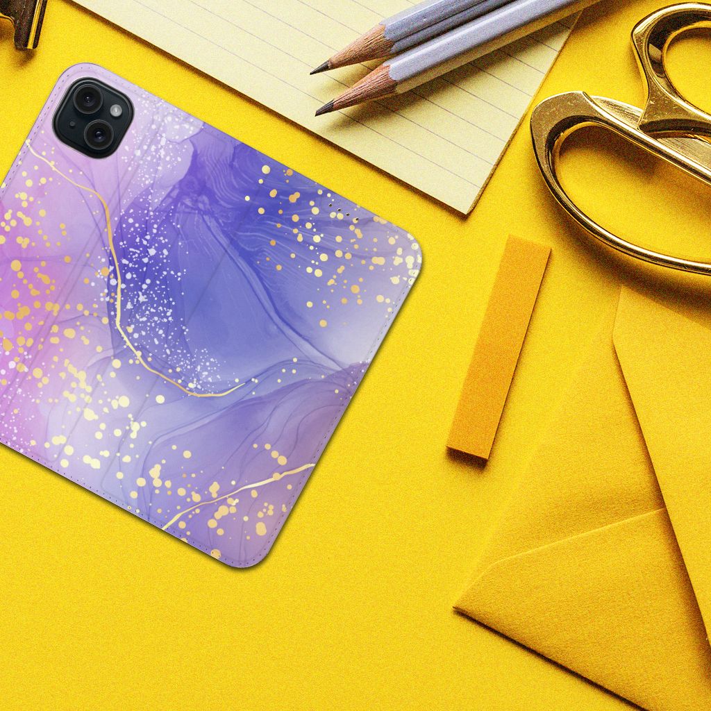 Bookcase voor iPhone 15 Plus Watercolor Paars op een gele achtergrond met gouden accenten en creatieve sfeer.
