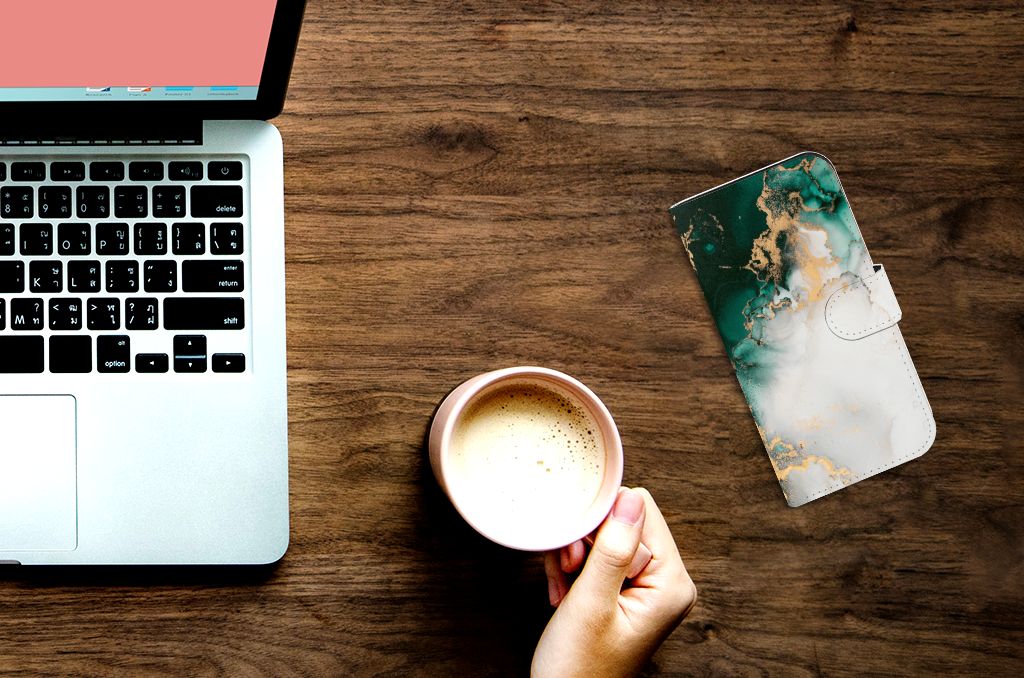 Bookcase voor iPhone 15 Pro Marmer Groen met koffie op houten tafel