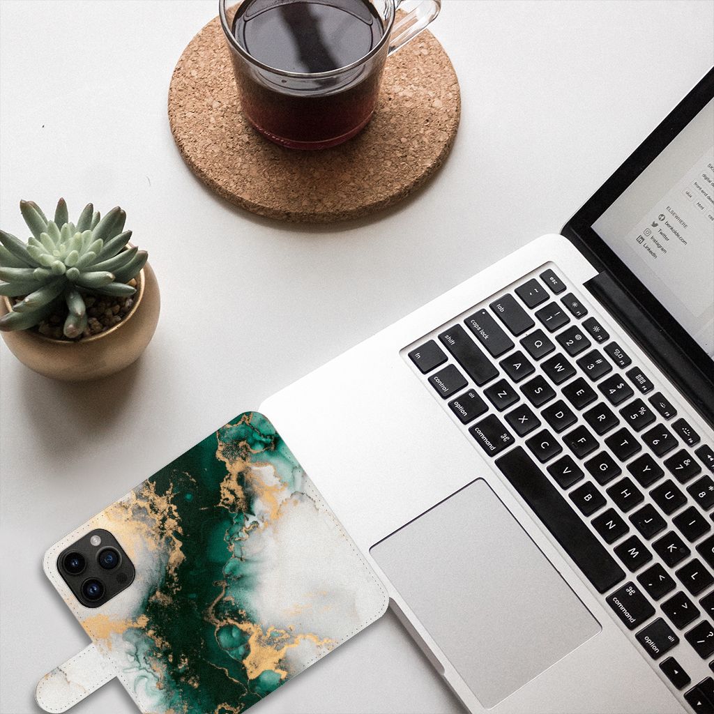 Bookcase voor iPhone 15 Pro Marmer Groen op bureau met laptop en plant🌿.