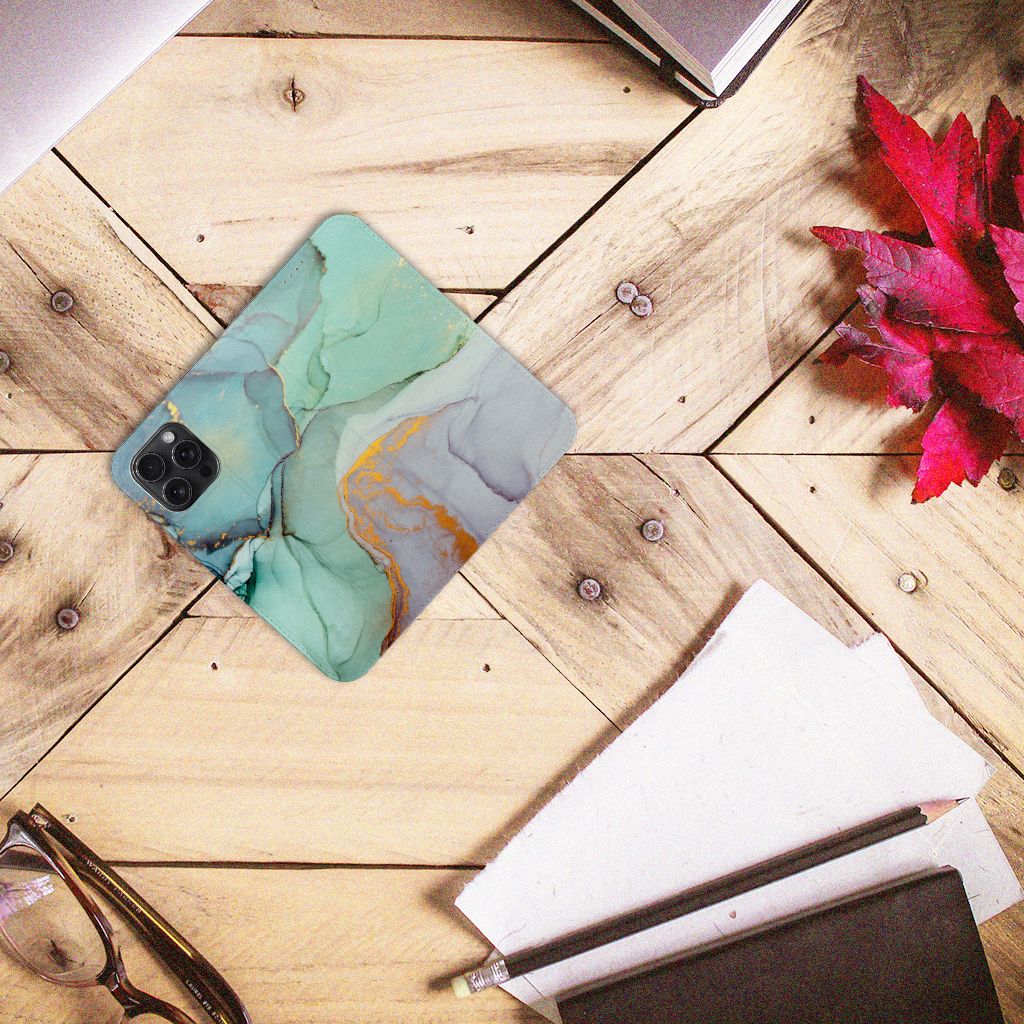Bookcase voor iPhone 15 Pro Max Watercolor Mix met mooie kleuren en design op houten tafel.