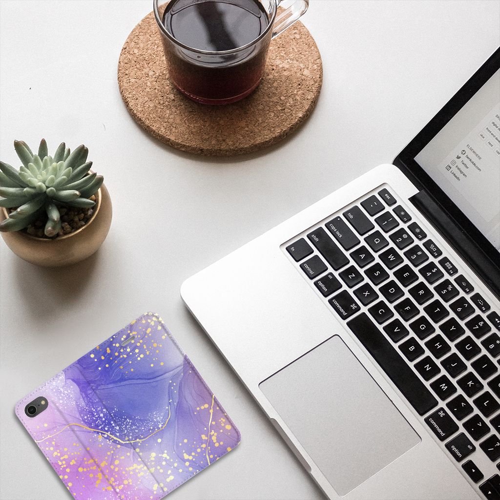 Bookcase voor iPhone 7 | 8 | SE (2020) | SE (2022) Watercolor Paars op een bureau met laptop en planten.
