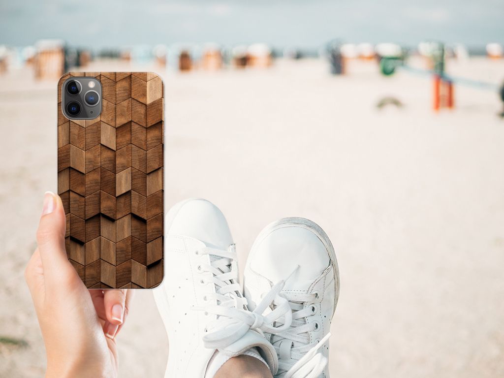 Bumper Hoesje voor Apple iPhone 11 Pro Max Wooden Cubes met unieke houten cube print en sneakers op strand.