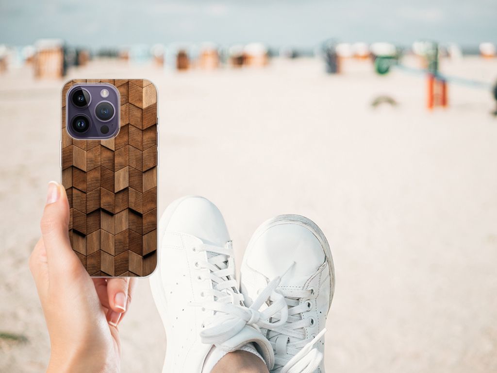 Bumper Hoesje voor Apple iPhone 14 Pro Wooden Cubes in hand op het strand met sneakers op de voorgrond.