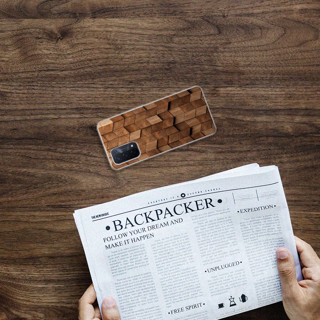 Bumper Hoesje voor OPPO A74 5G | A54 5G Wooden Cubes op een houten tafel met krant, stijlvol en duurzaam.