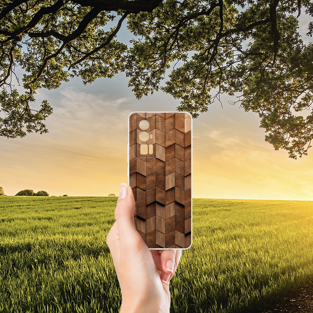 Bumper Hoesje voor Xiaomi Poco F5 Pro Wooden Cubes hand aanzicht