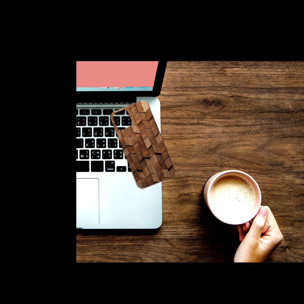 Bumper Hoesje voor iPhone 12 Mini Wooden Cubes op een bureau naast een laptop en een kop koffie ☕.