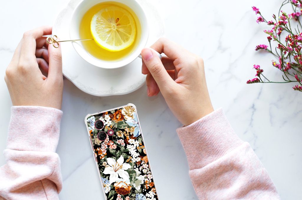 Case voor Motorola Moto G84 Dark Flowers met een hand die een kopje thee vasthoudt.