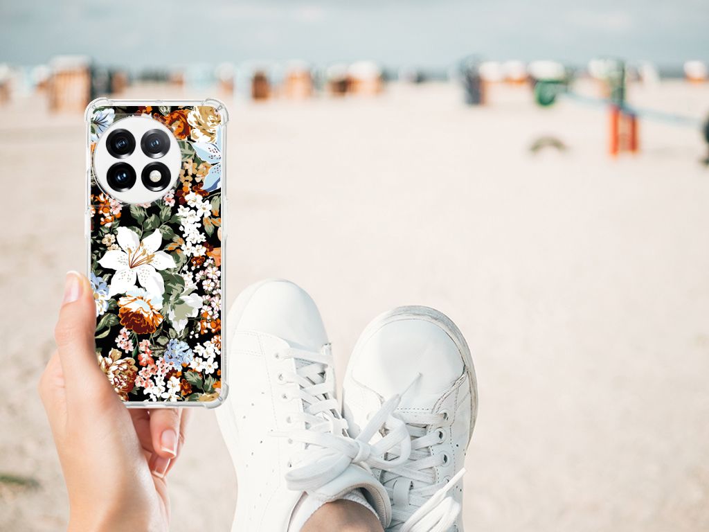 OnePlus 11 Case voor OnePlus 11 Dark Flowers hand met achtergrond strand