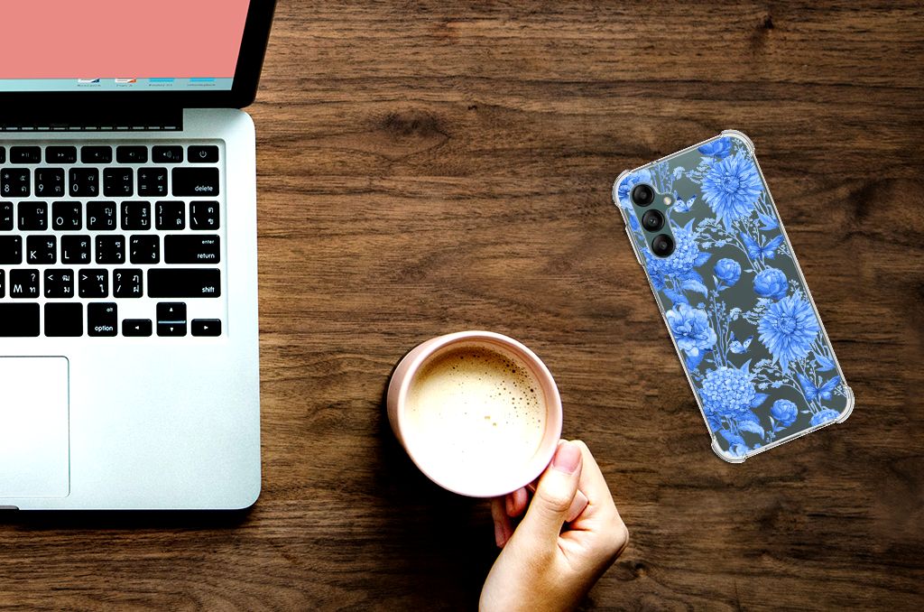 Case voor Samsung Galaxy A14 5G/4G Flowers Blue op een bureau met laptop en koffie.