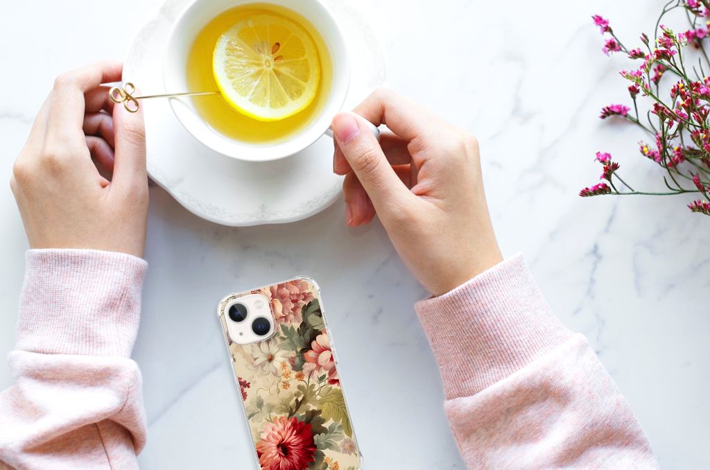 Case voor iPhone 13 mini Bloemen naast een kopje thee met citroen en een hand die het vasthoudt.