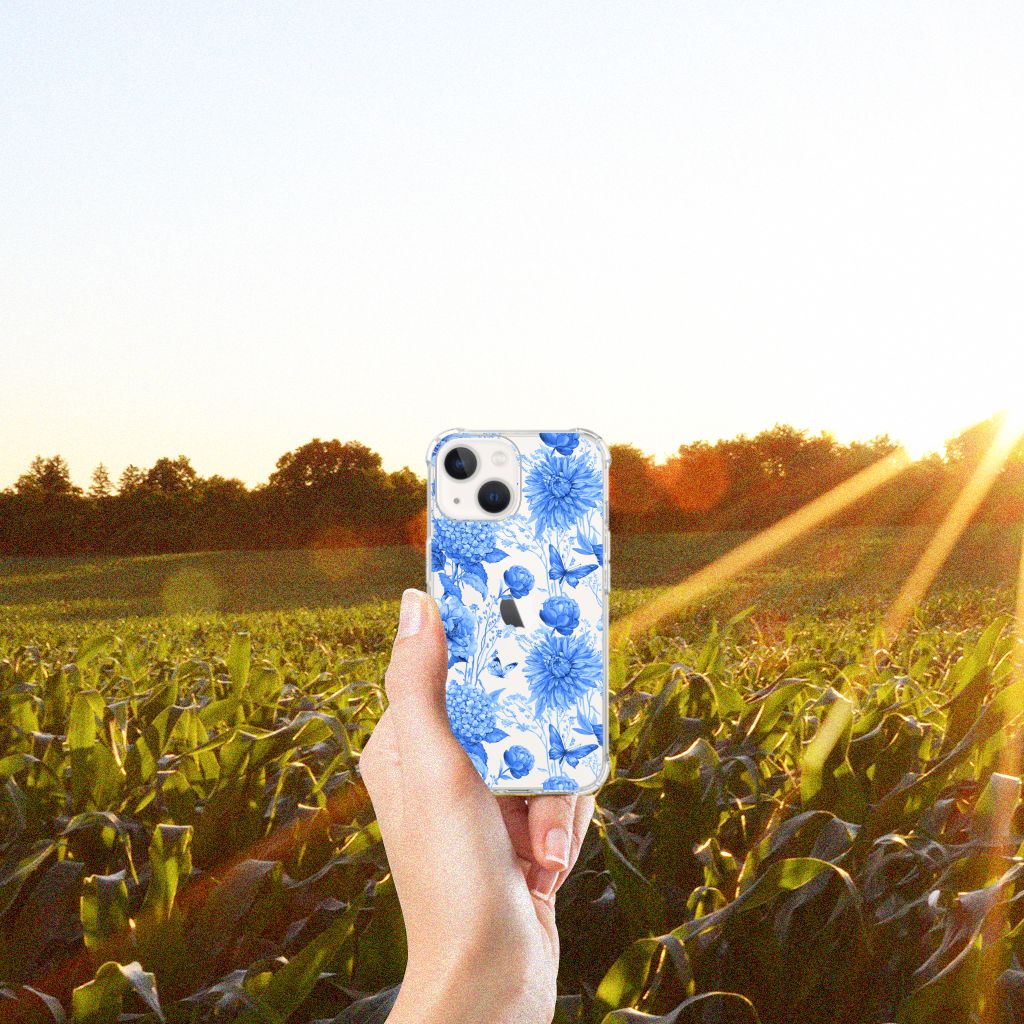 Case voor iPhone 13 mini Flowers Blue met blauwe bloemen, vastgehouden tegen een zonsondergang 🌻.