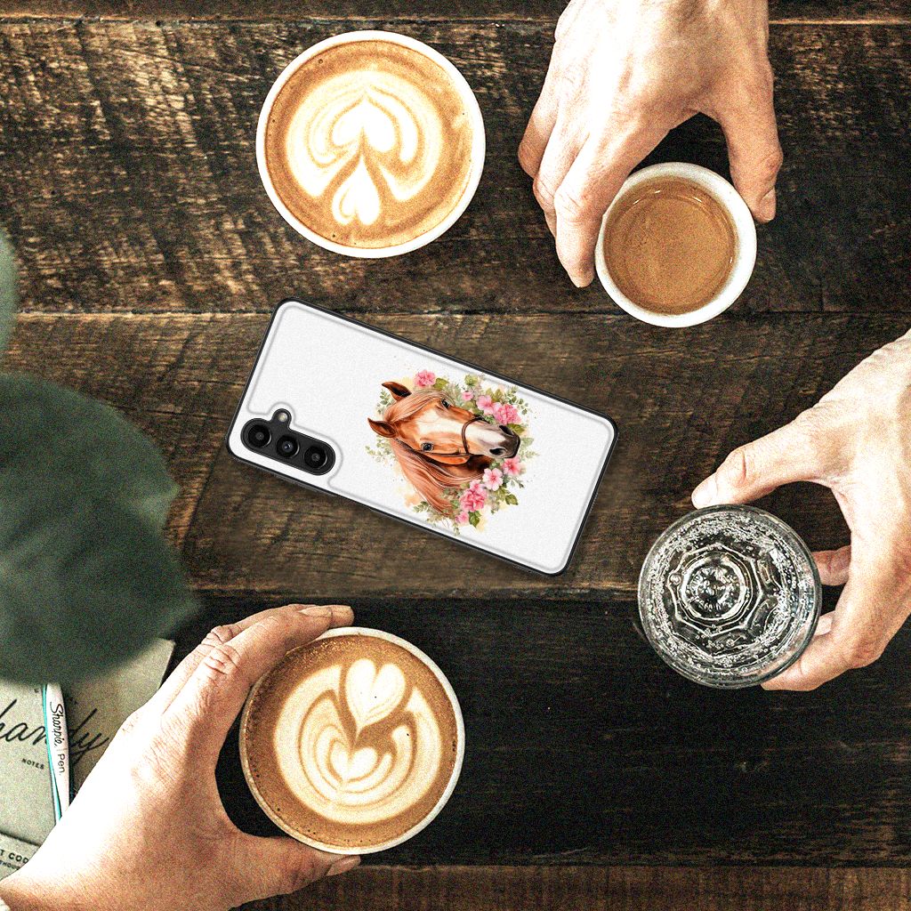 Dierenprint Telefoonhoesje voor Samsung Galaxy A14 5G Paard ligt tussen kopjes koffie op een houten tafel.