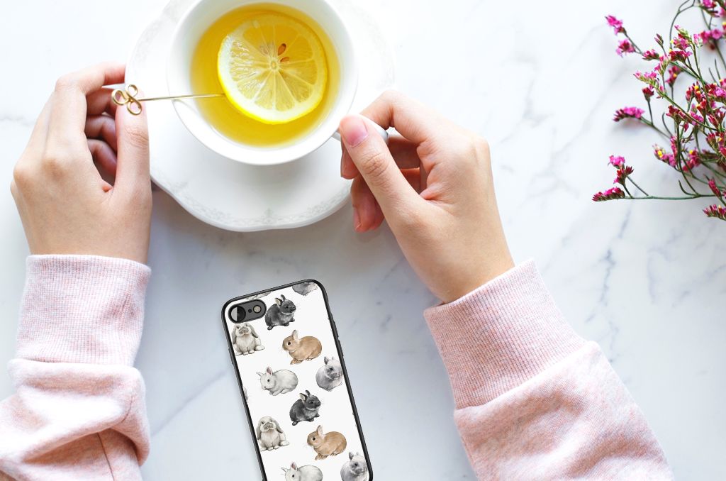 Dierenprint Telefoonhoesje voor iPhone SE 2022 | SE 2020 | 7/8 Konijntjes met schattige konijnen op een tafel met thee.