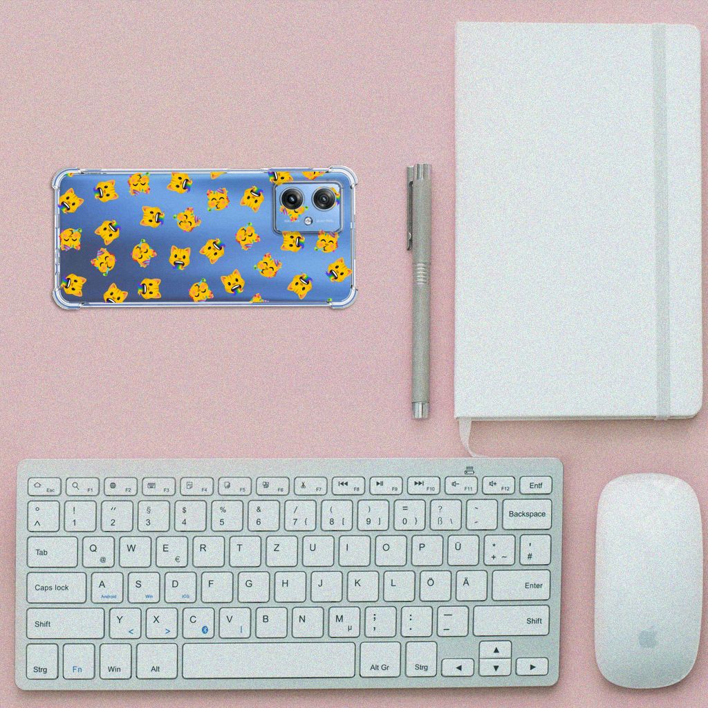 Doorzichtige Silicone Hoesje voor Motorola Moto G54 Katten Emojis op een bureau met toetsenbord en notitieboek.