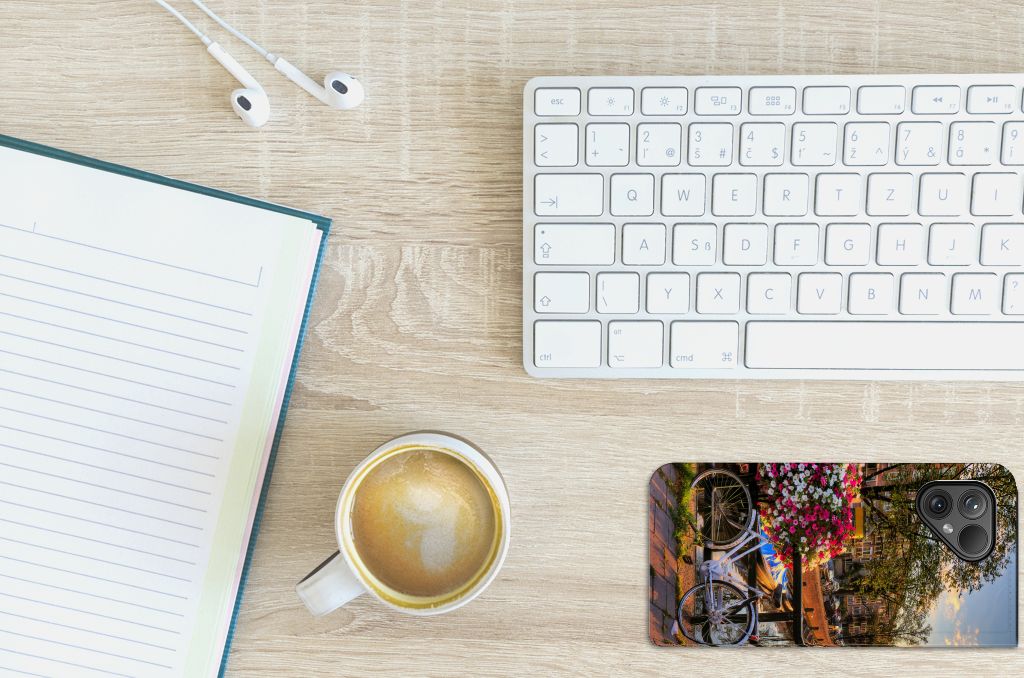 Fairphone 5 Book Cover Amsterdamse Grachten design hoesje bovenaanzicht bureau met koffie