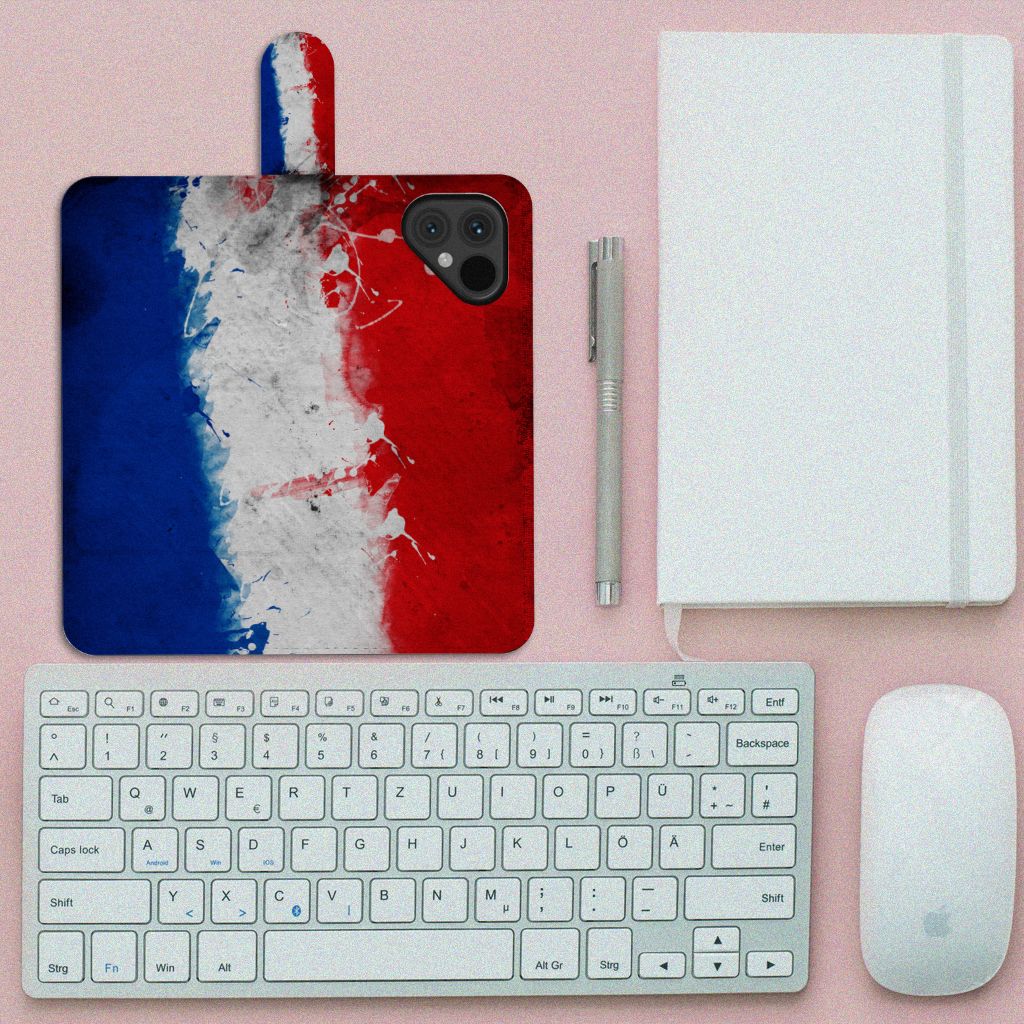 Fairphone 5 Bookstyle Case Nederland met artistiek ontwerp van de Nederlandse vlag op een bureau