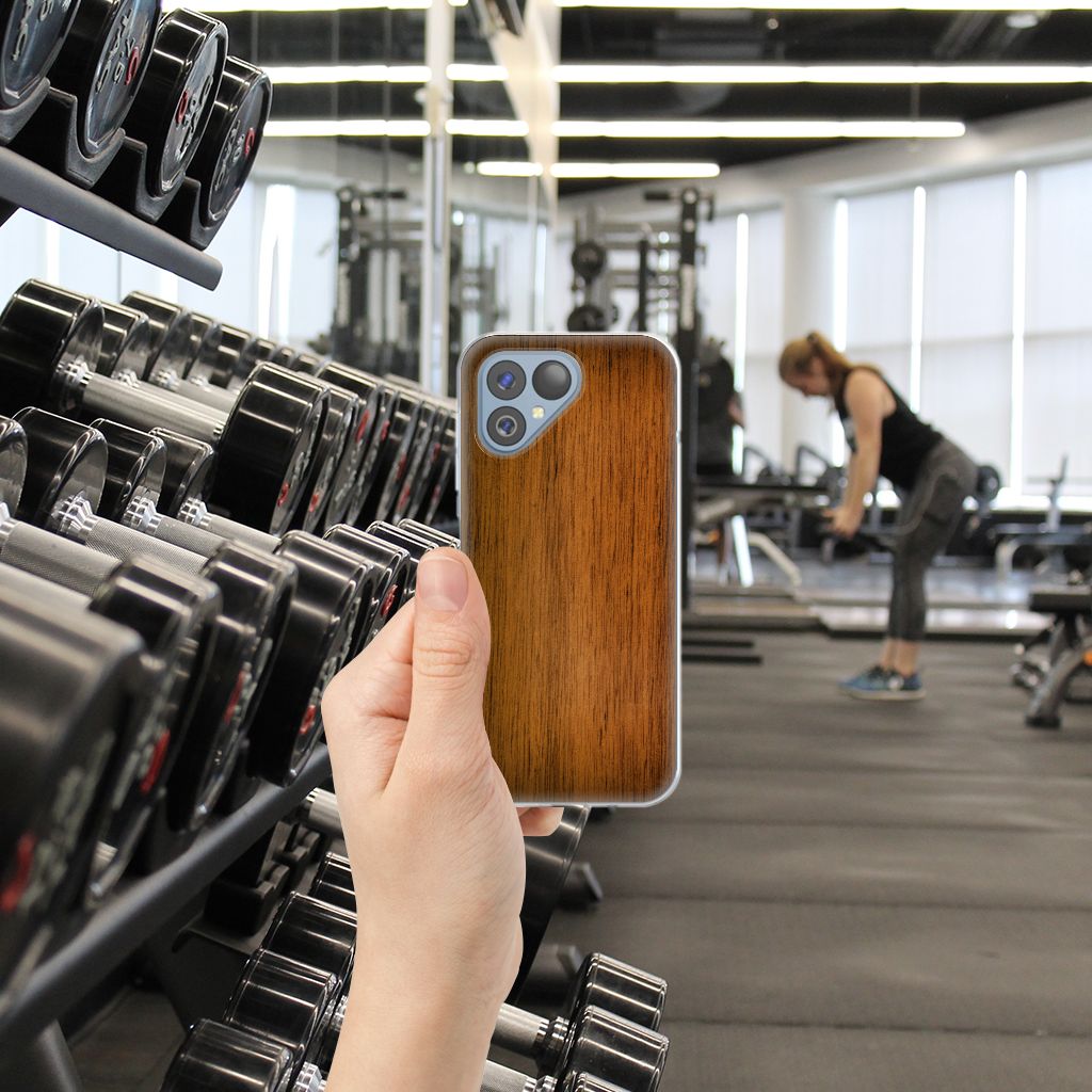 Fairphone 5 Bumper Hoesje Donker Hout in de hand, perfecte bescherming en uitstraling voor jouw telefoon.