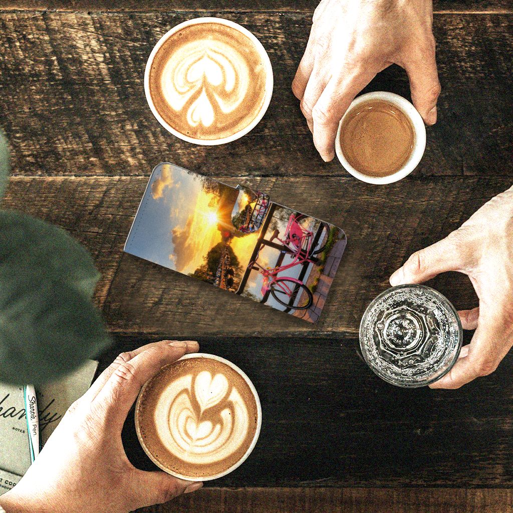 Fairphone 5 Flip Cover Amsterdamse Grachten koffiecups tafel bovenaanzicht