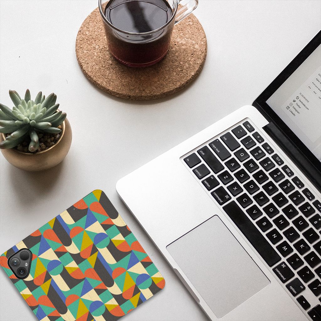 Fairphone 5 Hoesje met Magneet Funky Retro design bovenaanzicht met kleurrijk patroon op bureau met laptop en plant