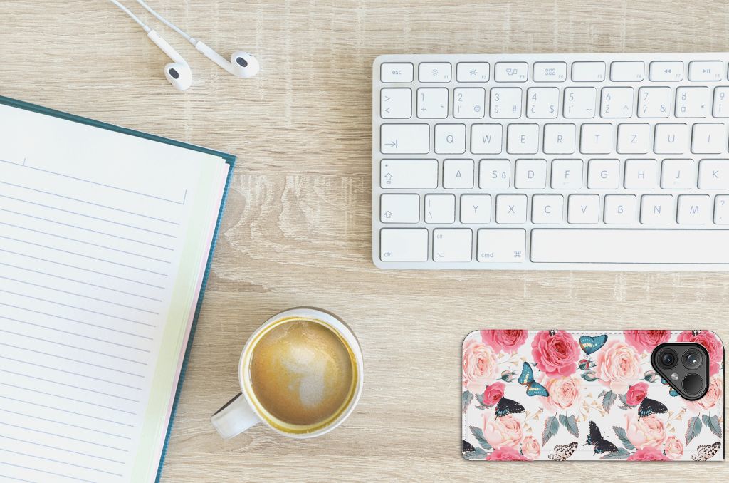 Fairphone 5 Smart Cover Butterfly Roses telefoonhoesje bovenaanzicht bureau