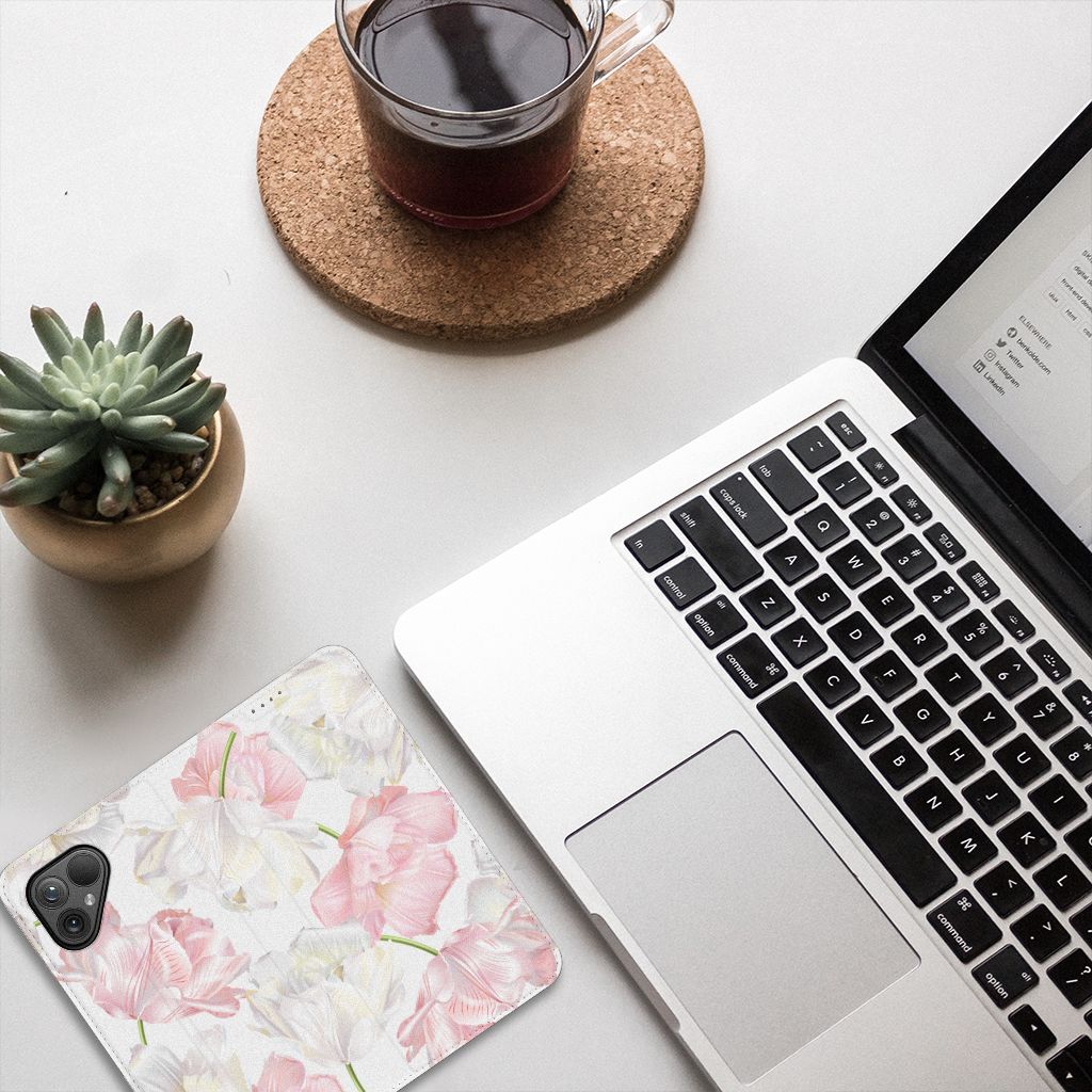 Fairphone 5 Smart Cover Lovely Flowers smartphone hoesje bloemen laptop aanzicht