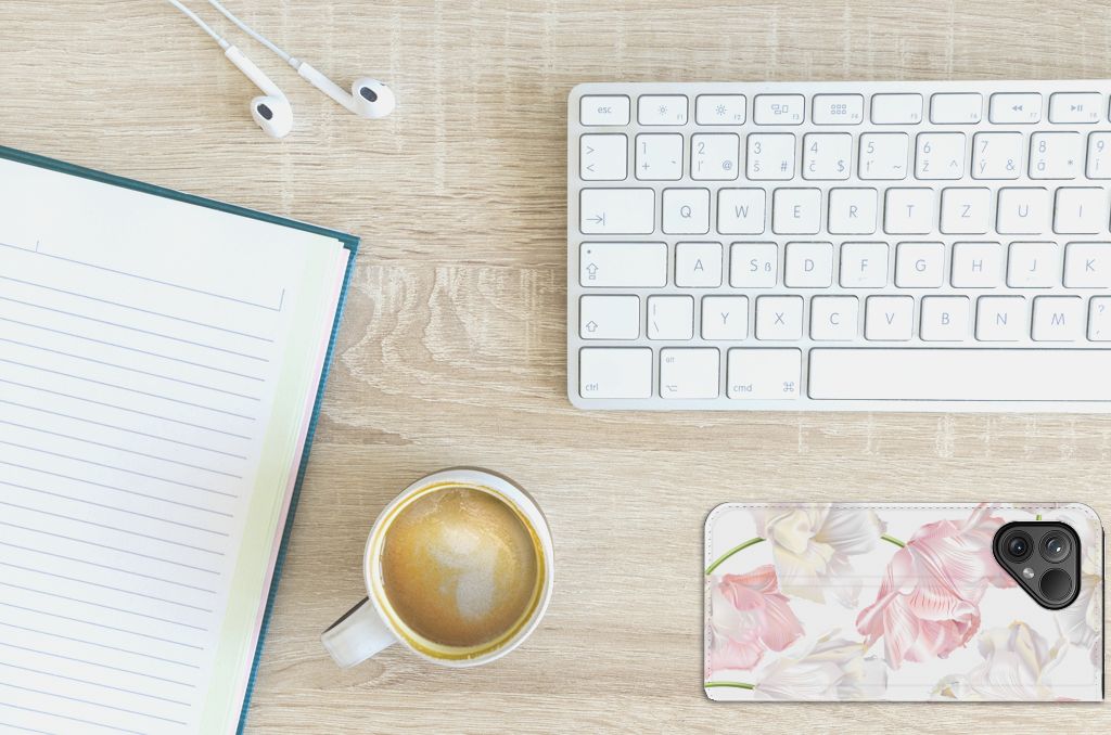Fairphone 5 Smart Cover Lovely Flowers smartphone op bureau met koffie toetsenbord notitieboek