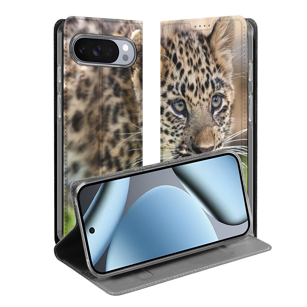 Google Pixel 10 | Pixel 10 Pro Standcase Hoesje Baby Luipaard standcase design baby luipaard aanzicht