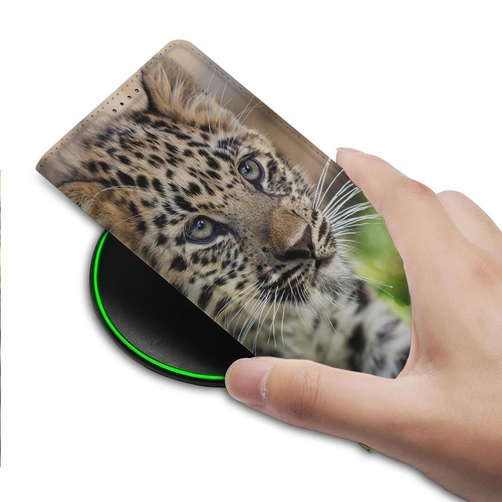 Google Pixel 10 | Pixel 10 Pro Standcase Hoesje Baby Luipaard baby luipaard design hand aanzicht