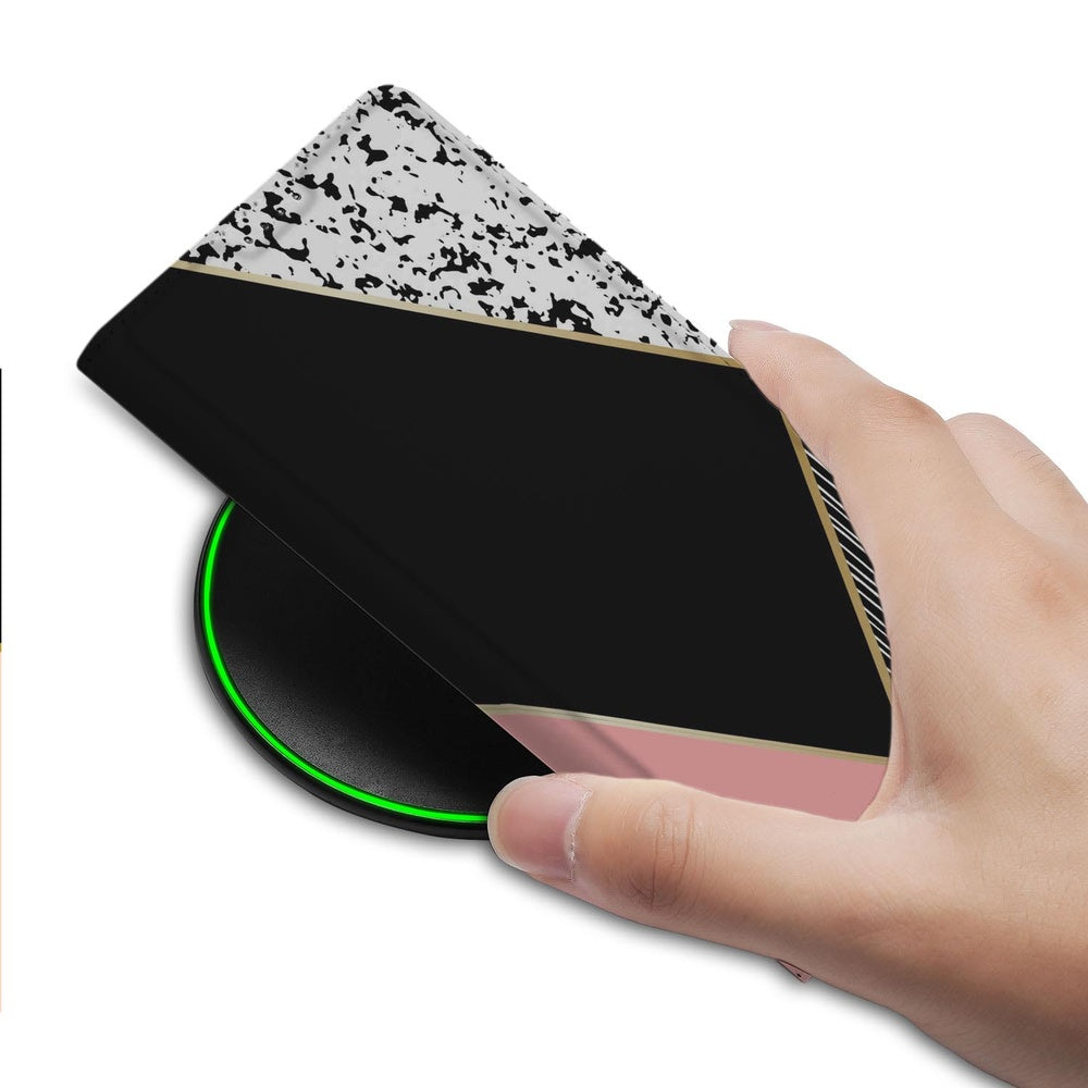 Google Pixel 10 | Pixel 10 Pro Telefoonhoesje Black Pink Shapes hand aanzicht