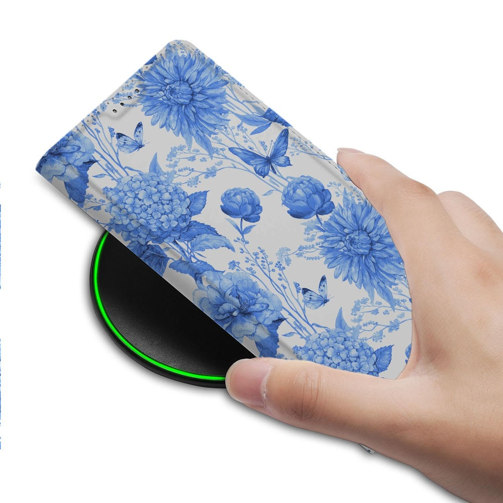 Google Pixel 10 | Pixel 10 Pro Smart Cover Hoesje Flowers Blue bloemenmotief aanzicht hand