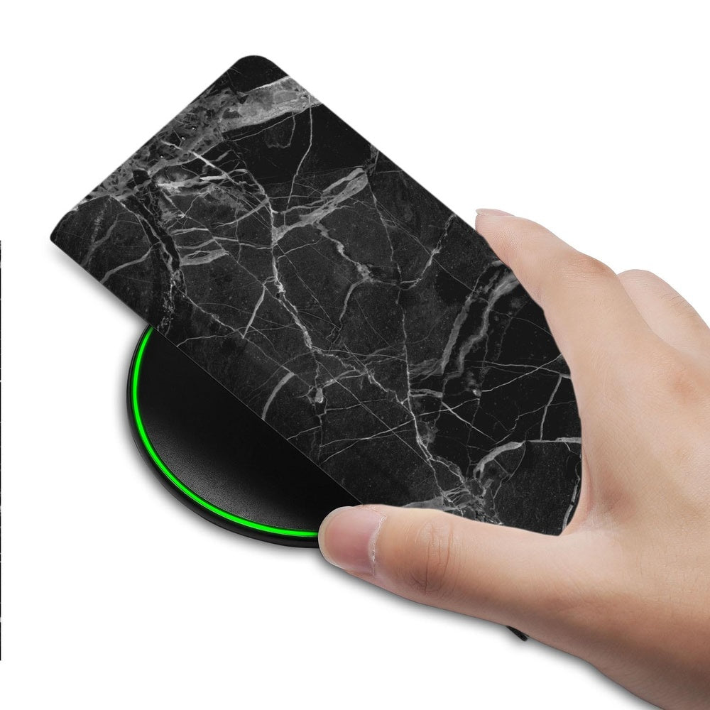 Bookcase Wallet Case Google Pixel 10 | Pixel 10 Pro Marmer Zwart hand boven draadloze oplader marmerprint