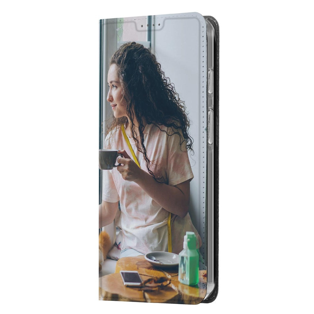Google Pixel 10 / 10 Pro Slim Stand Case Hoesje Maken met Foto Compact Uniek zijkant vrouw koffie restaurant