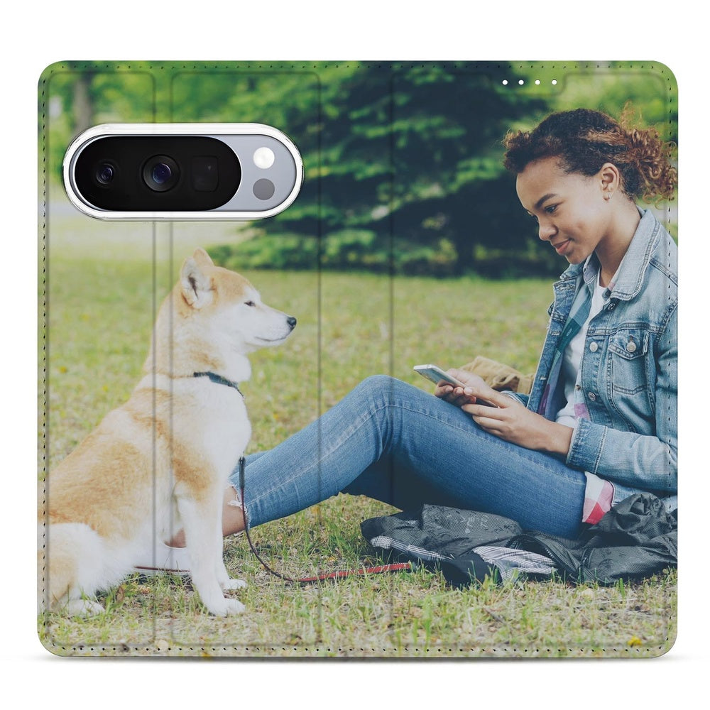 Google Pixel 10 / 10 Pro Slim Stand Case Hoesje Maken met Foto Compact Uniek vrouw hond Buiten met telefoon