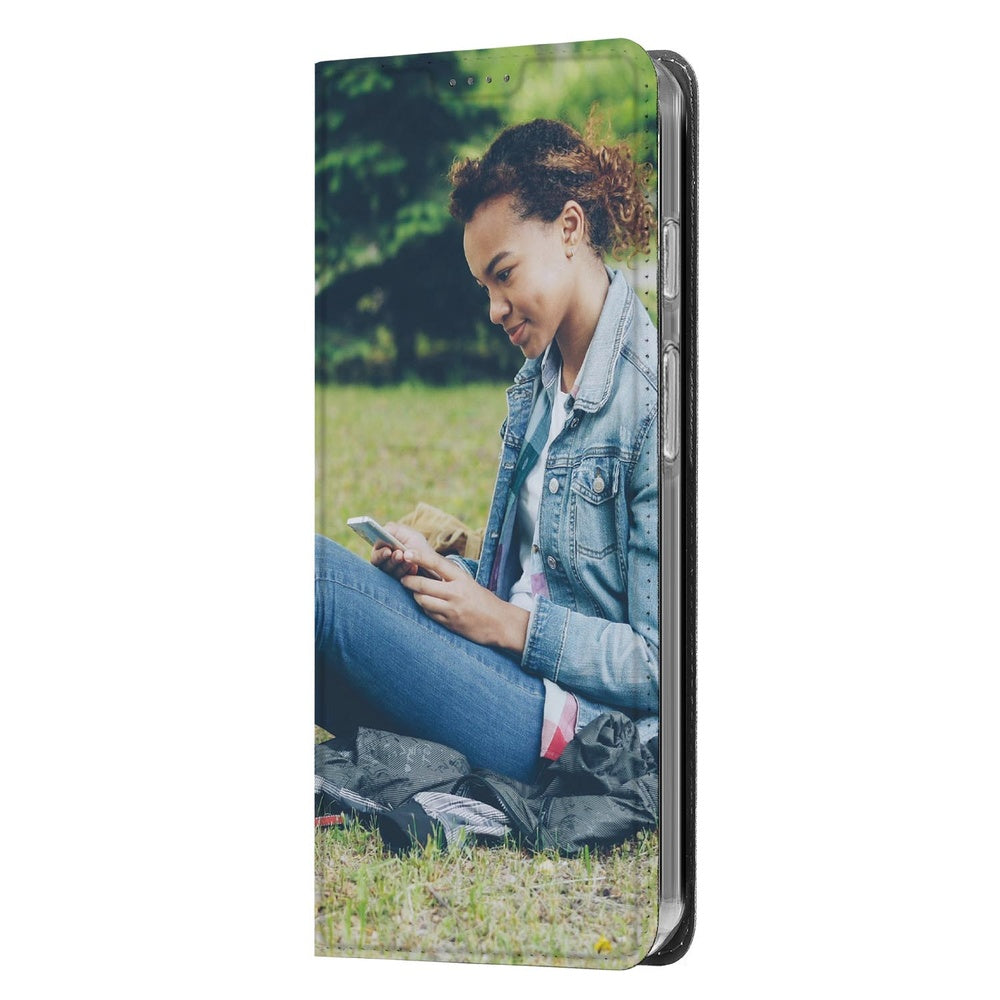Google Pixel 10 / 10 Pro Slim Stand Case Hoesje Maken met Foto Compact Uniek zijaanzicht vrouw buiten