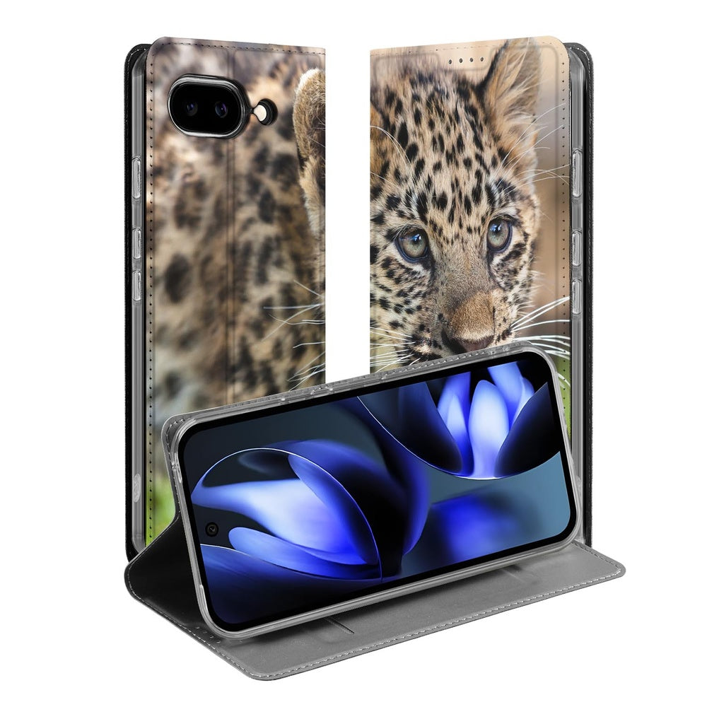 Google Pixel 9a Smart Cover Hoesje Baby Luipaard baby luipaard voorkant design met smartphone