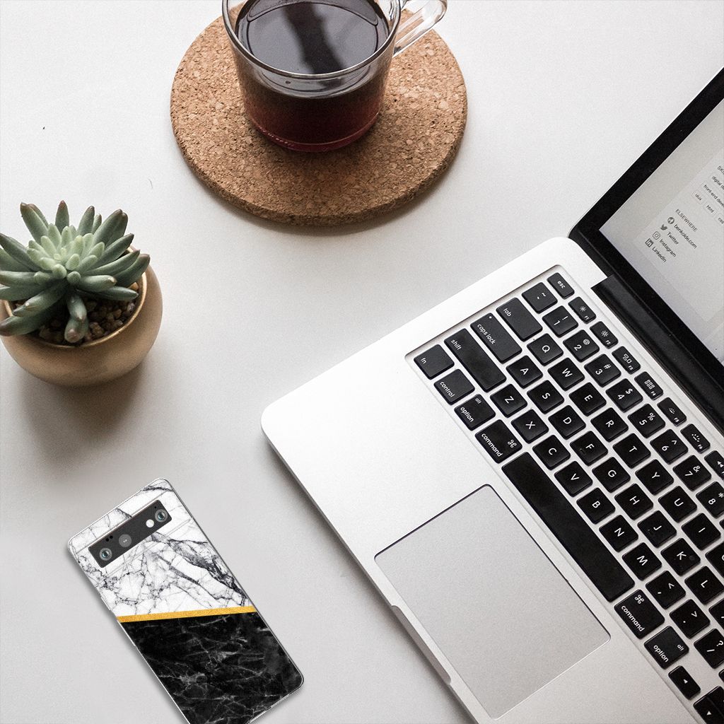 Google Pixel 6 TPU Siliconen Hoesje Marmer Wit Zwart tafel laptop koffie succulente aanzicht