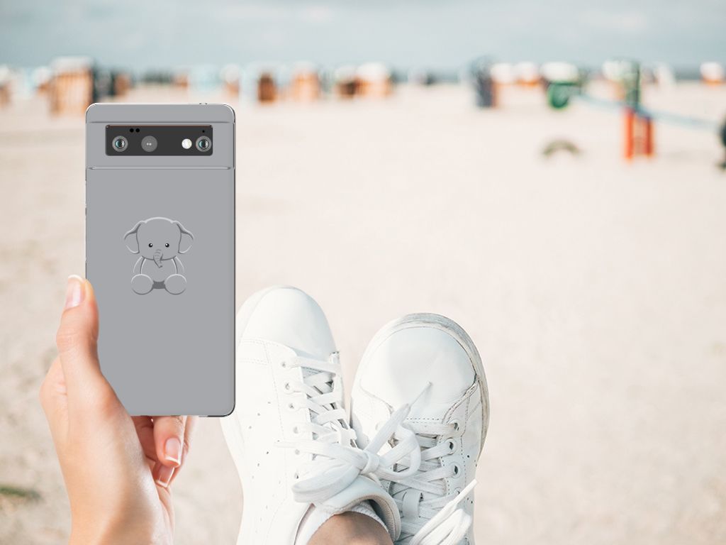 Google Pixel 6 Telefoonhoesje met Naam Grijs Baby Olifant hand met telefoon strand