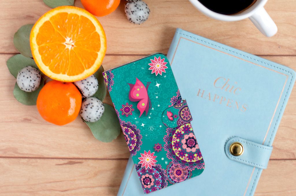 Google Pixel 6A Hoesje Cirkels en Vlinders design kleurrijk aanzicht op tafel met fruit en notitieboek