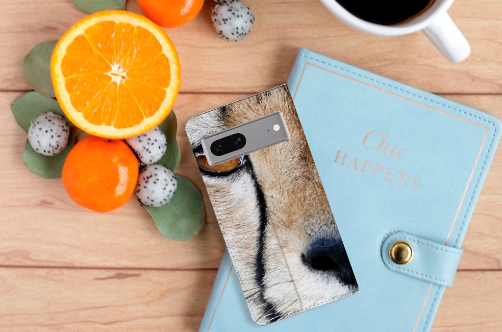 Google Pixel 7 Hoesje maken Cheetah met close-up van jachtluipaard, omringd door fruit en een notitieboek.