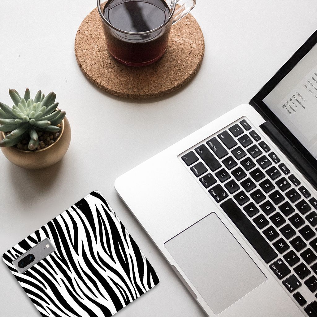 Google Pixel 7 Hoesje maken Zebra op bureau met laptop en plant, een perfect cadeau voor gebruiksgemak en unieke uitstraling.