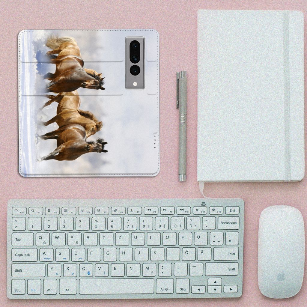 Google Pixel 7 Pro Hoesje maken Paarden met afbeelding van rijdende paarden op een bureau.