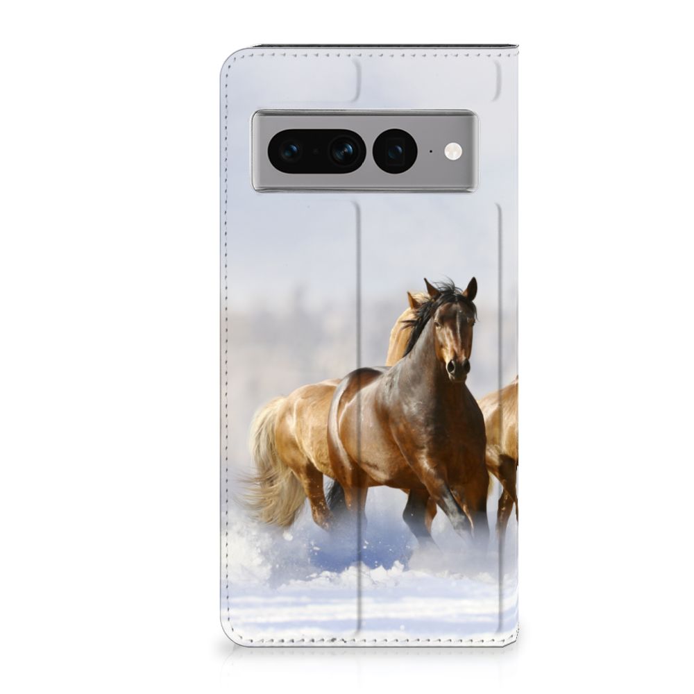 Google Pixel 7 Pro Hoesje maken Paarden met afbeelding van rijdende paarden in sneeuw.