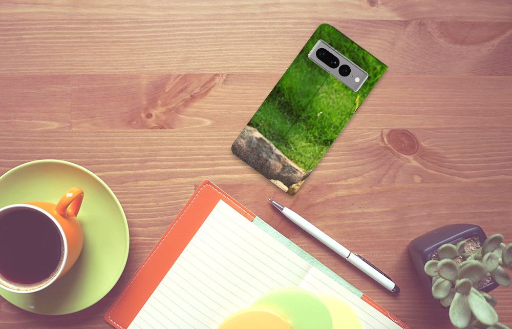 Google Pixel 7 Pro Hoesje maken Panda op een bureau met notitieboekje en koffie.
