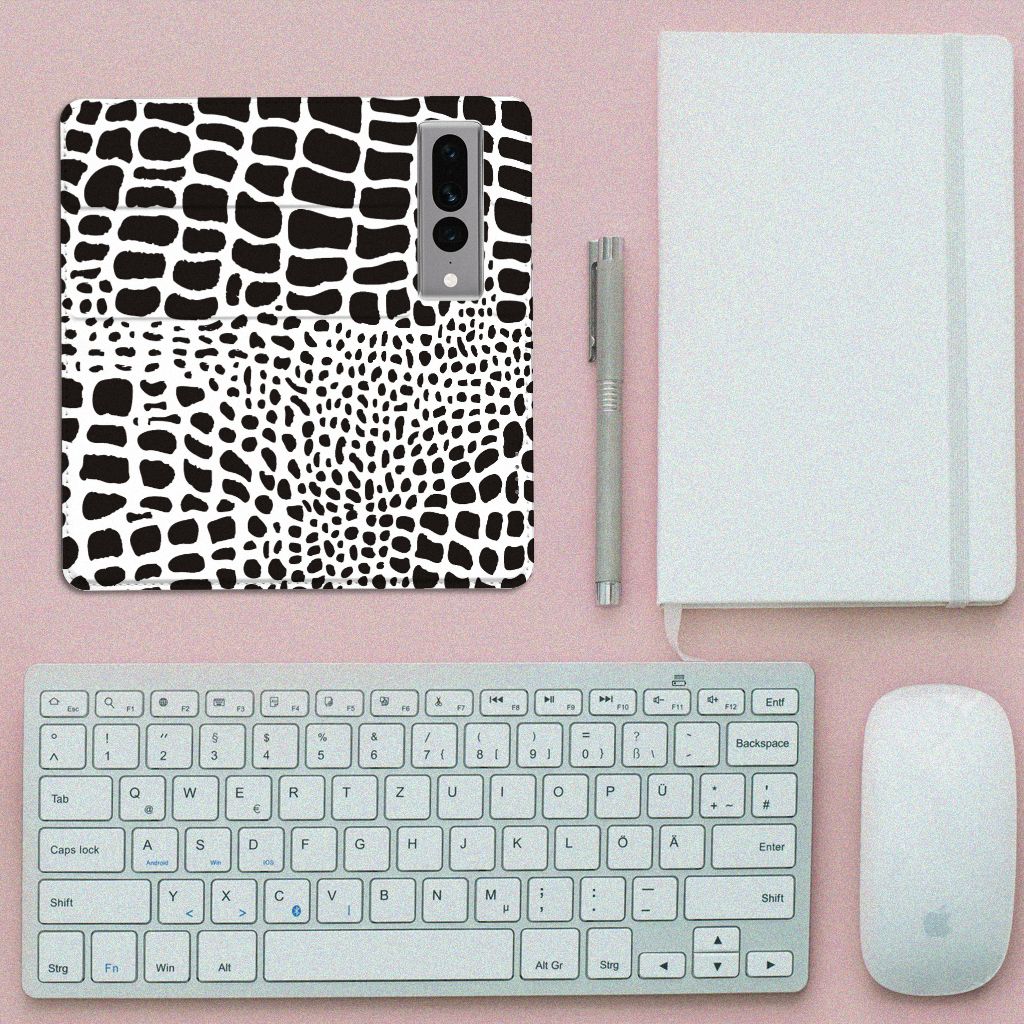 Google Pixel 7 Pro Hoesje maken Slangenprint op bureau met toetsenbord en notitieboekje.