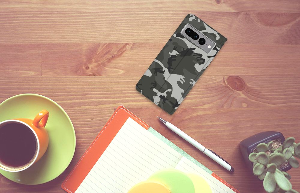Google Pixel 7 Pro Hoesje met Magneet Army Light camouflage design bovenaanzicht