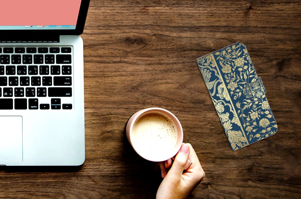 Google Pixel 7A Hoesje Beige Flowers naast laptop en een kop koffie voor luxe uitstraling en bescherming.